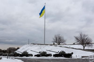 Украинский флаг и танки. Фото © Getty Images/Dominika Zarzycka/SOPA Images/LightRocket 