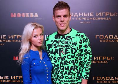 Футболист Александр Кокорин и Дарья Валитова. Фото © ТАСС / Артём Коротаев