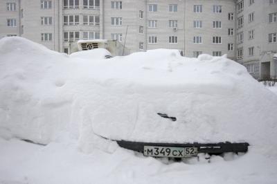 Автомобиль, занесённый снегом, на одной из улиц Нижнего Новгорода. Фото © ТАСС / Денис Русинов