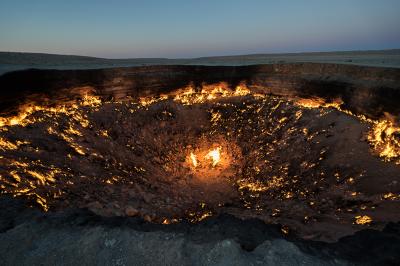 Горящий газовый кратер Дарваза в туркменской пустыне Каракумы. Фото © Getty Images / Giles Clarke