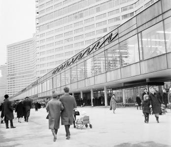 СССР, Москва, 1 апреля 1968 г. Магазин "Синтетика" на проспекте Калинина. Фото © ТАСС / Чесноков Геннадий