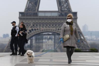 pФранцуженка в медицинской маске и перчатках в Париже, Франция. Фото © Getty Images / Pascal Le Segretain/p