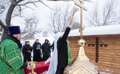 Митрополит Серафим освятил крест и купол строящейся часовни в честь Димитрия Солунского