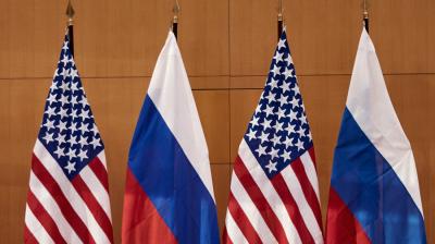 pФлаги США и России перед переговорами России и США по гарантиям безопасности в Женеве. Фото © ТАСС / EPA / DENIS BALIBOUSE / POOL/p
