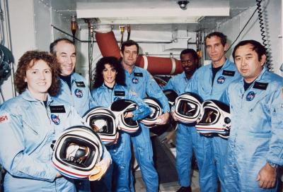 Погибший экипаж шаттла "Челленджер". Слева направо: Маколифф, Джарвис, Резник, Скоби, Макнейр, Смит, Онидзука. Фото © NASA / Public Domain