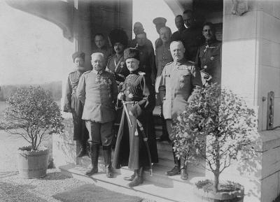 Генерал Павел Скоропадский в восточной штаб-квартире. Слева от него фельдмаршал Пауль фон Гинденбург, справа от него генерал Эрих Людендорф, около 1916 года. Фото © Getty Images / ullstein bild / ullstein bild 