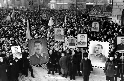 Участники траурного митинга трудящихся города, посвящённого памяти секретаря ЦК КПСС Иосифа Виссарионовича Сталина, скончавшегося 5 марта 1953 года. Фото © ТАСС / А. Зенин