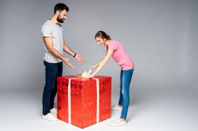 Не презент, а обогащение: Почему дорогие подарки даже от близких нужно оформлять через договор