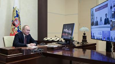 Учиться и работать в России: На встрече со студентами Путин рассказал, как будут поддерживать учёных и юные дарования