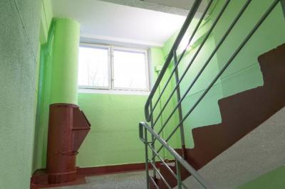 Лестничная клетка муниципального жилого дома после планового косметического ремонта. Фото © ТАСС / Илья Щербаков