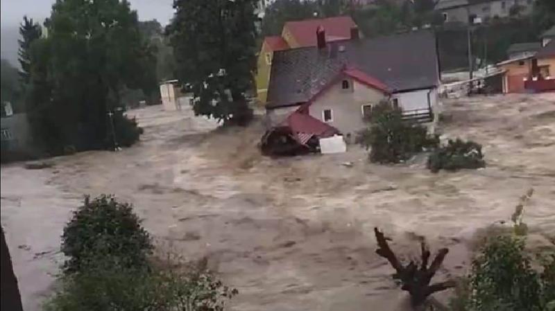 Внаслідок прориву дамби в Польщі місто опинилося під водою, і рятувальні гелікоптери проводять евакуацію мешканців.