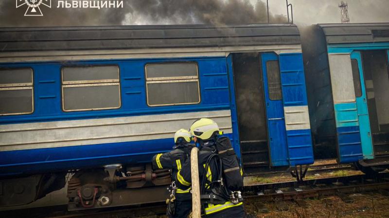 У Львівській області виникла пожежа у потязі.