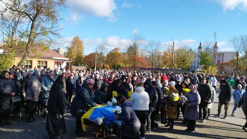 Сотні мешканців Рівненщини зібралися, щоб вшанувати пам'ять командира (ФОТО). Регіон - Останні новини Рівного та околиць - Рівне Вечірнє.