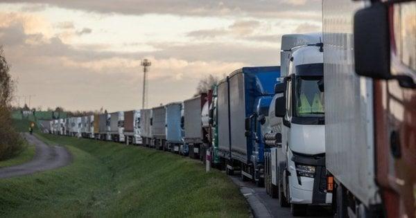 Сотні вантажівок скупчилися на кордоні між Словаччиною та Україною внаслідок нововведень у законодавстві Європейського Союзу.