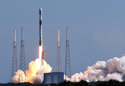 pРакета SpaceX Falcon 9 с 58 спутниками для широкополосной интернет-сети SpaceX Starlink. Фото © Getty Images / Paul Hennessy / NurPhoto/p