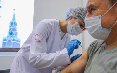 pПункт вакцинации от COVID-19 в ГУМе. Фото © ТАСС / Сергей Фадеичев/p