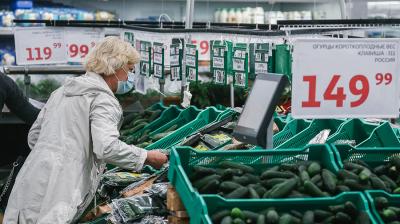pЖенщина выбирает овощи в гипермаркете. Фото © ТАСС / Андрей Любимов/p
