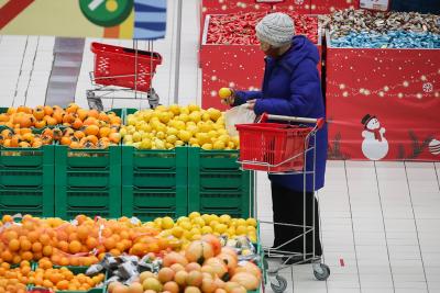 Покупательница выбирает фрукты в гипермаркете "Ашан". Фото © ТАСС / Кирилл Кухмарь