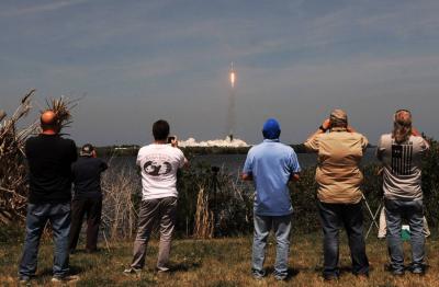 pЛюди наблюдают, как стартует ракета SpaceX Falcon 9. Фото © Getty Images / Paul Hennessy / SOPA Images / LightRocket/p