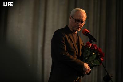 Евгений Герасимов говорит прощальные слова о покойном режиссёре. Фото © LIFE / Римма Львова