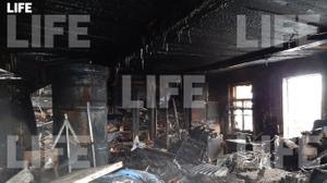 Вид изнутри сгоревшего дома в Псковской области, при пожаре в котором погибли 50 кошек. Фото © LIFE
