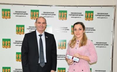 Орлова получила удостоверение и значок депутата пензенской гордумы