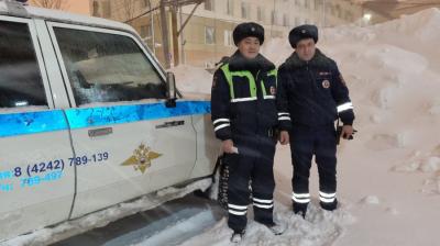 Сотрудники ДПС на Сахалине пробежали 4 км, вызволяя автоколонну из сугробов