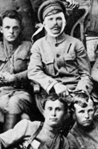 Вверху — Фурманов и Чапаев, внизу — Пётр Исаев (слева) и Семён Садчиков. Фото © Wikipedia