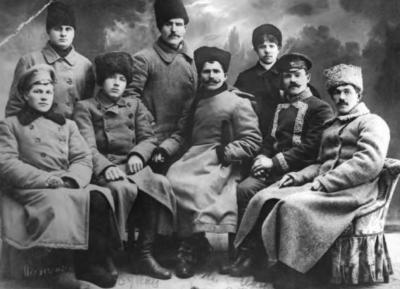 В.И. Чапаев в группе комсостава Красной гвардии. Фото © Wikipedia