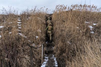 Украинские солдаты в окопе у линии фронта, 17 января 2022 года в селе Нью-Йорк, ранее известном как Новгородское, Украина. Фото © Getty Images / Brendan Hoffman