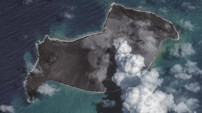 pСпутниковые снимки показывают извержение вулкана Хунга-Тонга, 6 января 2022 года. Фото © Getty Images / Maxar/p