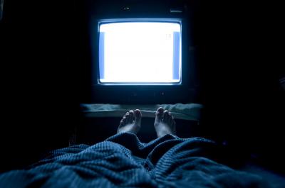 Учёные назвали причину, почему засыпать перед телевизором опасно для здоровья